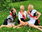 Ангелина Мельникова с подружками в школьной форме померилась языками в Воронеже
