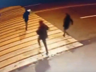 Похищение стула бесшабашной молодежью записала камера в вечернем Воронеже