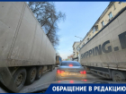 "Это не нормально", – коридор из фур в центре Воронежа вывел из себя автомобилистов