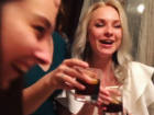 Очаровательные девушки похвалились, как отмечают 21-летие своей подруги в Воронеже