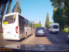 Автобус с людьми выехал на встречку и пересек двойную сплошную в Воронеже