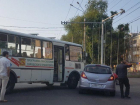 Пассажир маршрутки получил травму лица после столкновения ПАЗа с "Опелем" в Воронеже