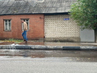 Бурный фонтан воды из-под бордюра затопил улицу в Воронеже