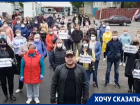 Находящиеся на грани выживания предприниматели с Юго-Западного рынка просят Александра Гусева дать им работать