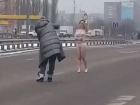 Обнаженная девушка устроила фотосессию на проезжей части в Воронеже