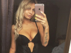 Большую грудь в откровенном белье показала воронежцам кудряшка 