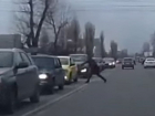 Внезапное нападение на автомобиль на светофоре попало на видео в Воронеже