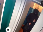 Курьер мошенников засветился на камерах видеонаблюдения в Воронеже