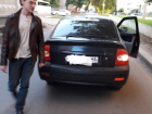 Парень похожий на Гарри Поттера угрожал воронежскому автомобилисту битой
