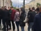 Безумная очередь из хипстеров за бургерами в Воронеже попала на видео