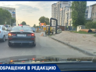 «Полосу перекрыли»: причину постоянной пробки на Димитрова показали в Воронеже 
