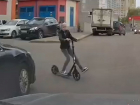 Ребенок на самокате чуть не угодил под колеса авто и попал на видео в Воронеже