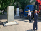 Обновленный постамент привезли для памятника Сергея Есенина в центре Воронежа
