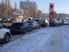Дешевый бензин выстроил водителей у АЗС в Воронеже в километровую очередь