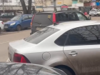 Родители детей с ОВЗ пожаловались на парковочный дефицит у реабилитационного центра в Воронеже  