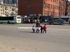 Под угрозу смерти поставила троих детей женщина-пешеход в Воронеже
