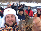 Воронежские экстремалы устроили пикник на плавающей льдине по реке Дон