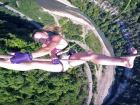Экстремалка из Воронежа исполнила акробатический трюк на высоте 250 метров