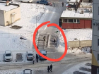 В Воронеже дети устроили ледовый каток на ступеньках