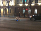 Голый парень сидел на тазе посреди проезжей части в Воронеже