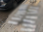 Больше десятка автомобильных номеров оказались на тротуаре из-за мощного ливня в Воронеже