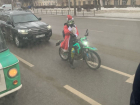 Двойное новогоднее чудо заметили на дороге у больницы в Воронеже