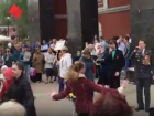 Воронежцы устроили зажигательные танцы под военную песню у Дома офицеров