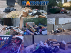 «Одна организация кивает на другую»: контейнеры в два ряда, гнилые овощи с рынка и полугодовая свалка на Коммунаров