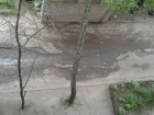 На гигантскую яму в своем дворе пожаловалась жительница Воронежа