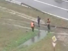 Странные телодвижения по прочистке ливневки воронежец записал на видео