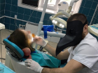 Стоматолог в маске чумного доктора принимает пациентов в Воронеже