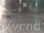 На видео попало, как автоледи на «Матизе» сбивает воронежского байкера