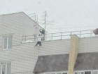 Воронежские подростки сфотографировались, повиснув на крыше высотного дома