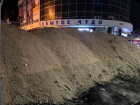 Огромные песчаные барханы выросли около кинотеатр «Пролетарий» в центре Воронежа