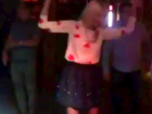 Длинноногая блондинка, зажигающая в воронежском клубе, попала на видео