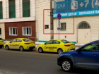 Десяток таксистов наплевали на запрет у бизнес-центра в Воронеже