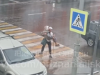 Бабушка на руках: неравнодушный мужчина тронул своим поступком в Воронежской области