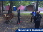 Биотуалет для строителей поставили рядом с детской площадкой в центре Воронежа