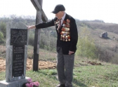 Фото - РИА Воронеж - http://riavrn.ru/news/zhitel-khokholskogo-rayona-vozvodit-v-ivanovke-memorial-pogibshemu-letchiku/