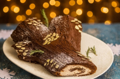 Что приготовить к Новому году: «Рождественское полено» с малиной и маскарпоне
