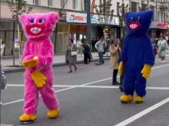 Гигантские «бесовские игрушки» прошлись по центру Воронежа 