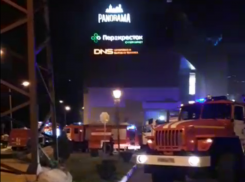 О пожаре в ТЦ «Левый берег» сообщили жители Воронежа 