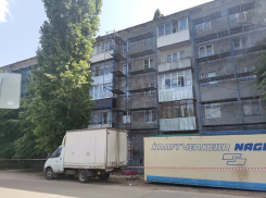 «Вопреки здравому смыслу»: воронежцев с дырявой крышей балуют обновлением фасада дома