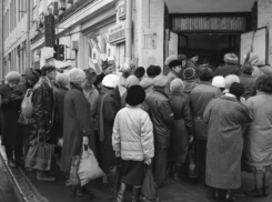 Огромные очереди выстраивались около первого ломбарда Воронежа в 90-е годы