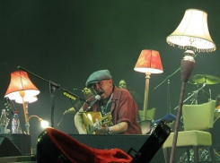  В Воронеже Гарик Сукачев пел на сцене с торшерами