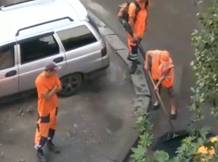 Дорожники заботливо положили асфальт в лужи под Воронежем