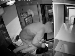 «Стоять!»: борьба табачного воришки и охранницы попала на видео в Воронеже