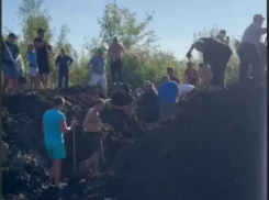 Местные жители вышли на войну с самодельной дамбой в Воронеже