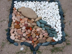 Герб Воронежа креативно создали из камней в Абхазии