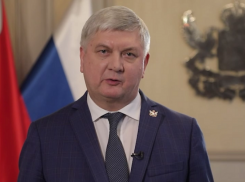 Через тему единения армии и тыла поздравил воронежцев губернатор Гусев